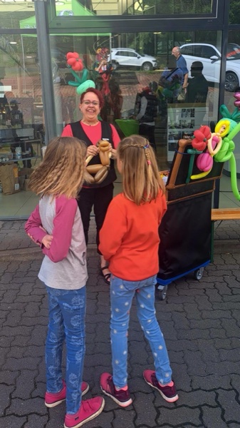 Anika macht Ballonmodellage mit Kindern