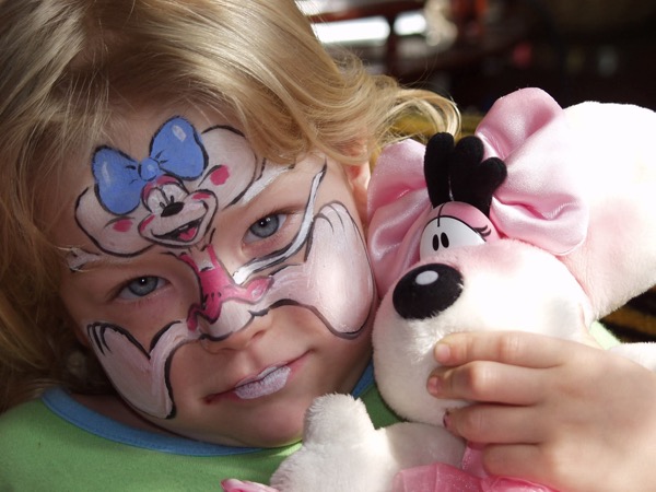 Kinderschminken Diddlmaus-Motiv mit Kuscheltier