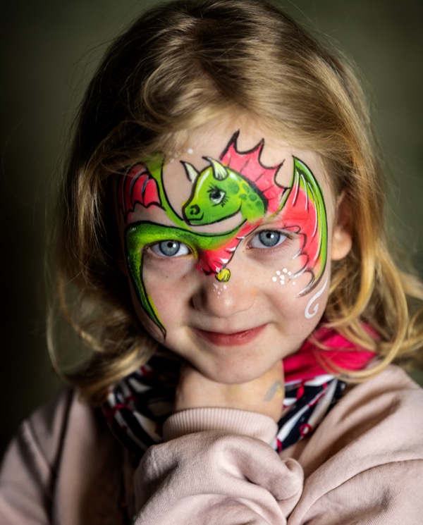 Kinderschminken süßer Drache in Pink und Grün