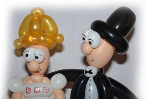 Ein Brautpaar aus Luftballons